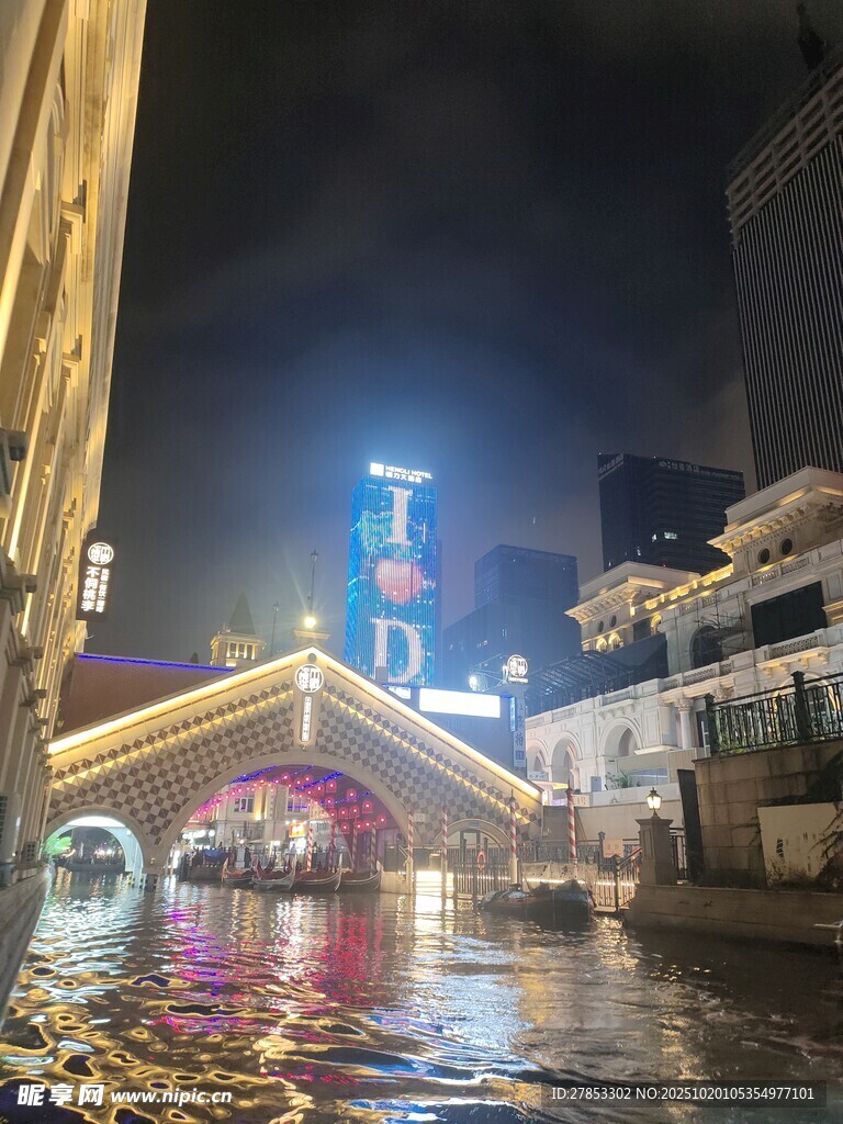 夜晚河畔的璀璨桥梁景观
