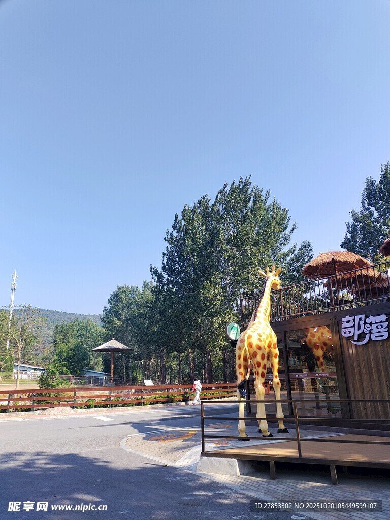 户外长颈鹿雕塑景观