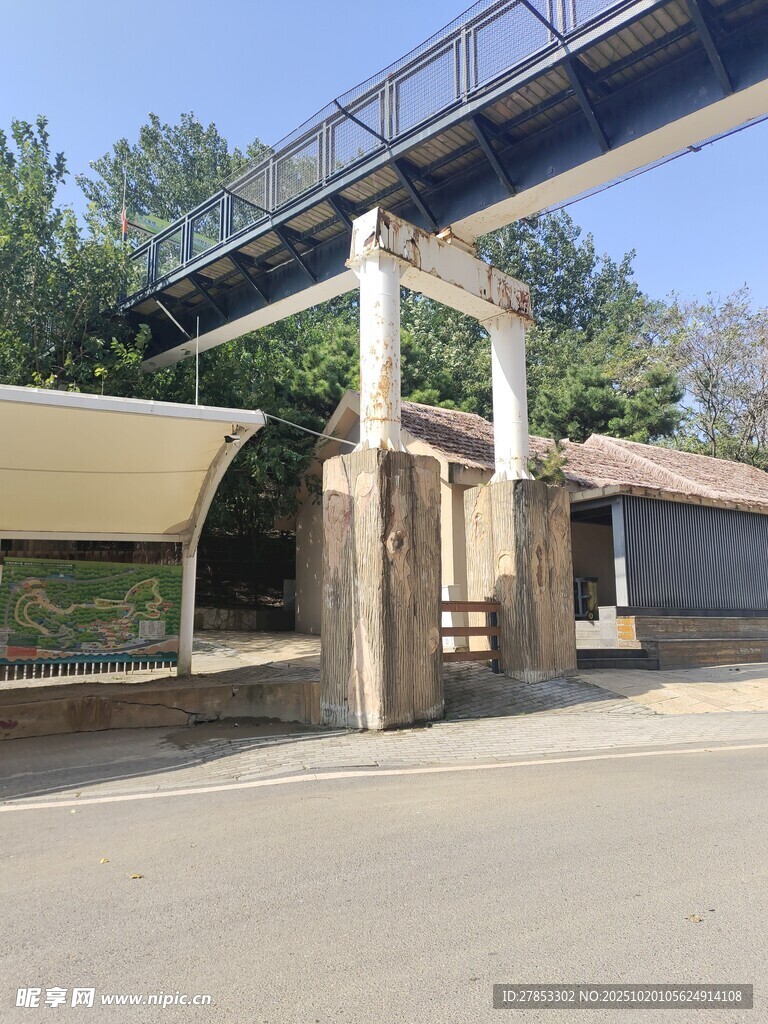 户外桥梁下的建筑设施
