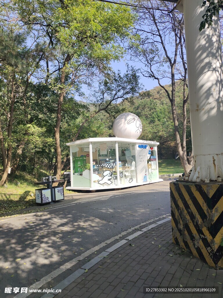 林间透明亭子