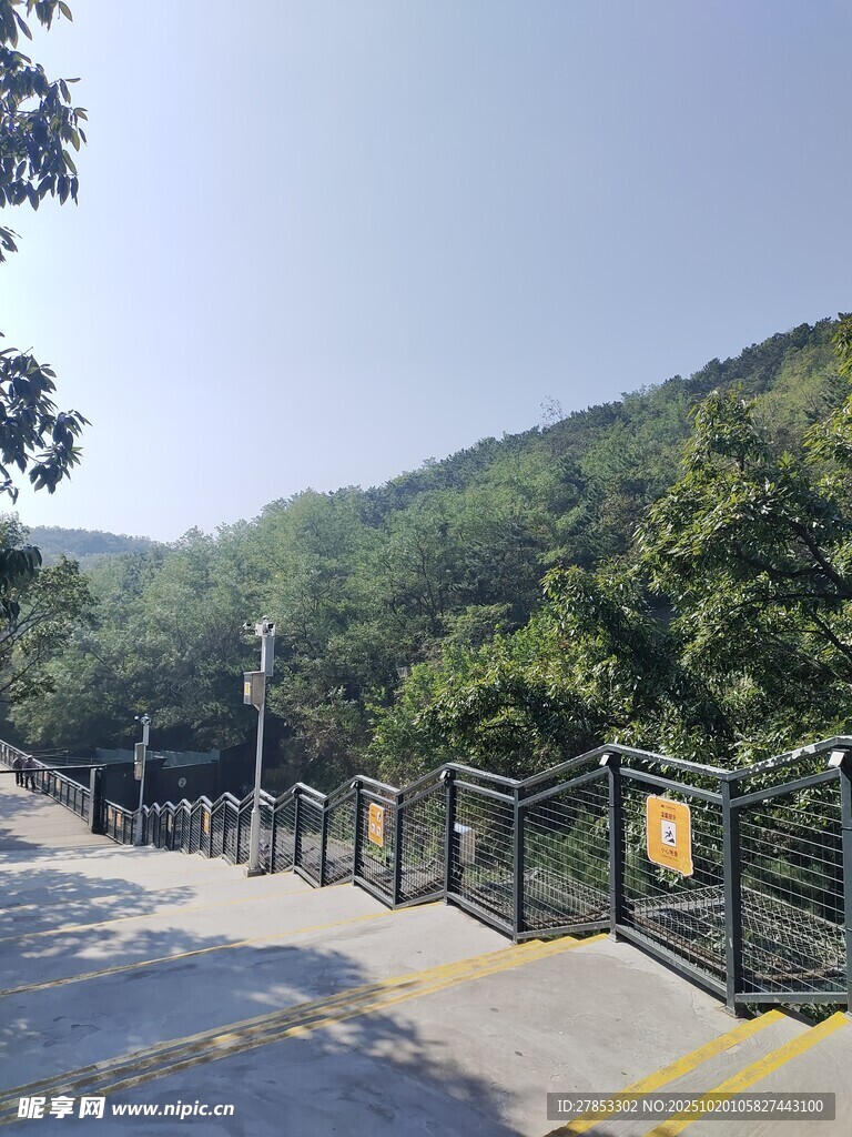 山间步道入口处风景