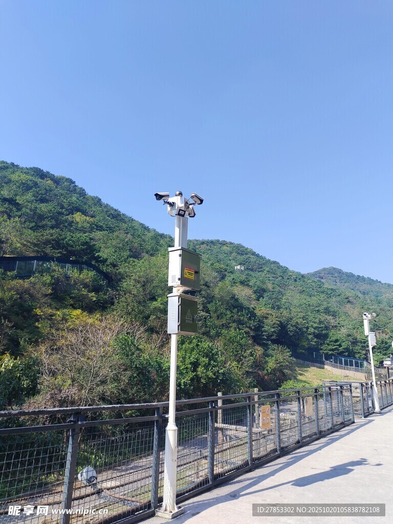 山间护栏旁的路灯景观