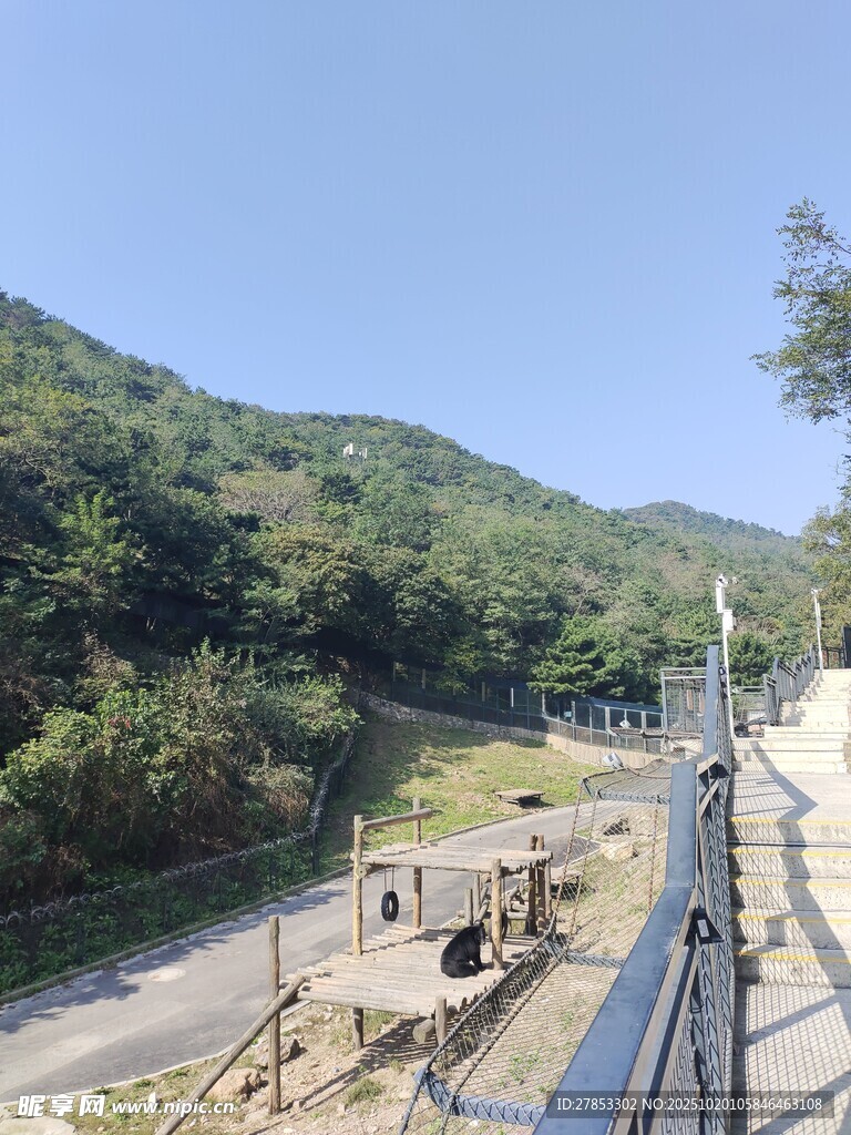 山间施工现场俯瞰景象