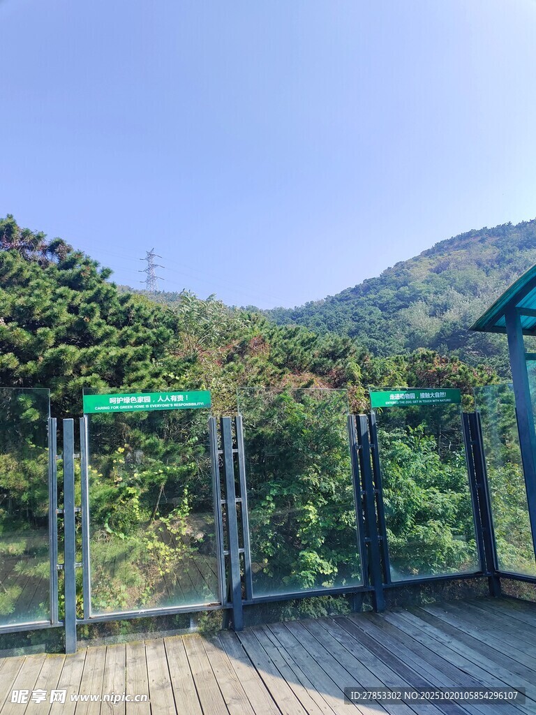 山间玻璃观景台风景秀丽