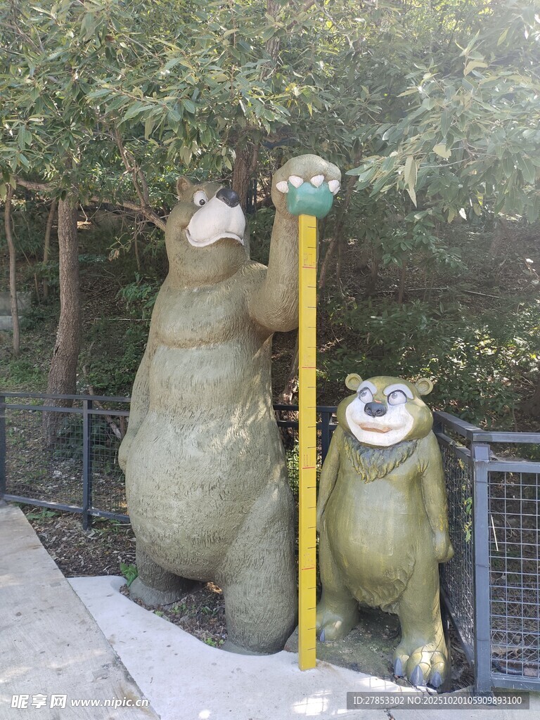 可爱熊雕塑立于户外