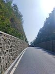 山间公路旁的石砌护栏