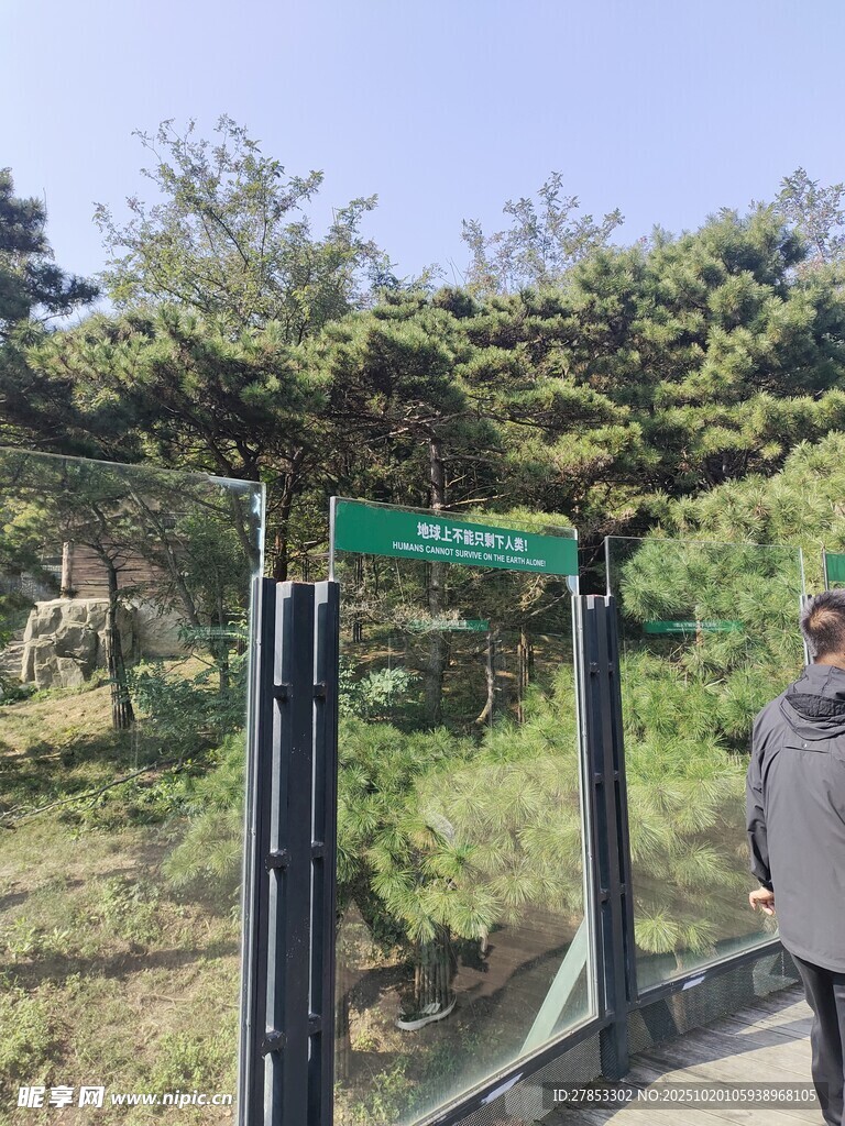户外指示牌旁的男子