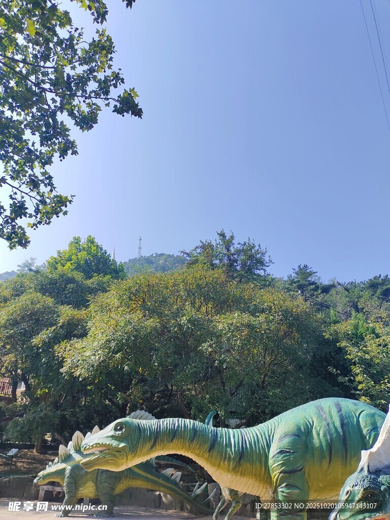 户外恐龙模型展示场景