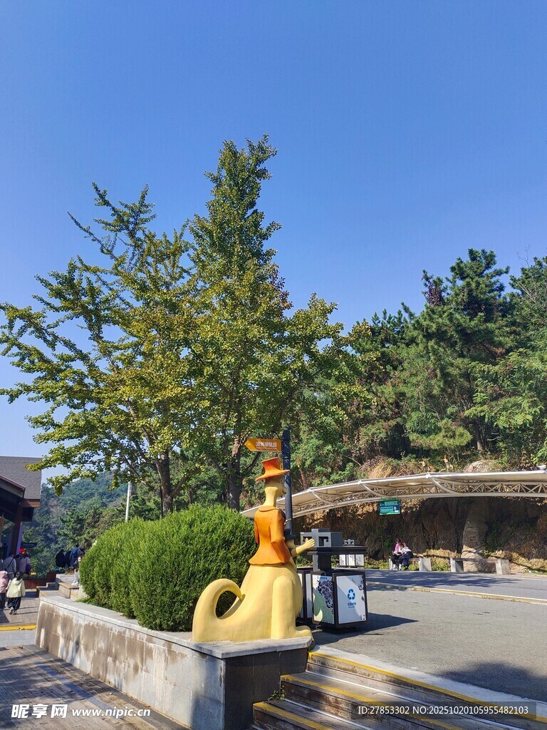 寺庙前的石狮子与绿树