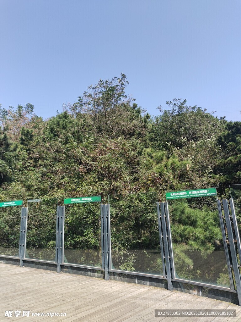 户外绿色护栏及周边景致