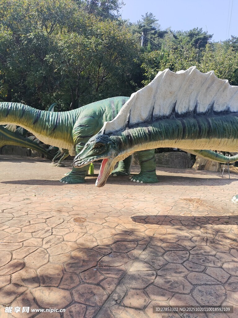 户外仿真恐龙展示场景