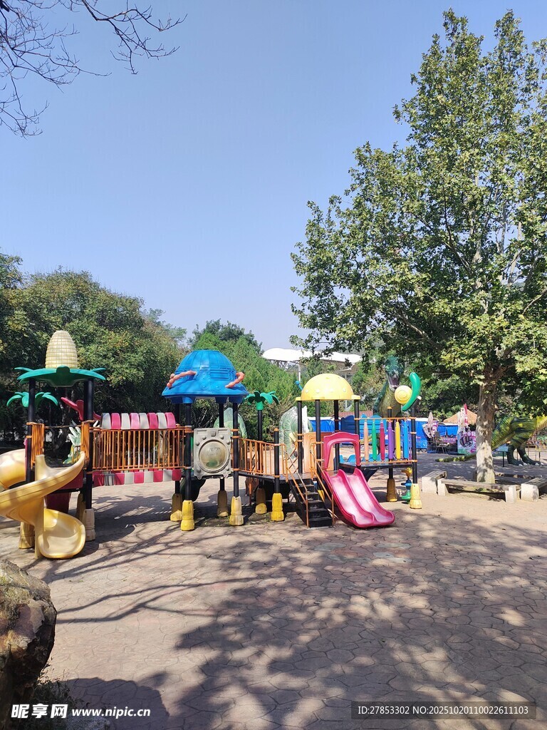 户外多彩儿童游乐场景