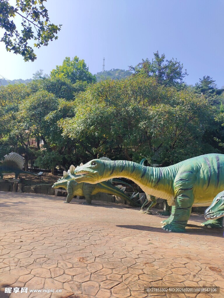 户外恐龙模型展示