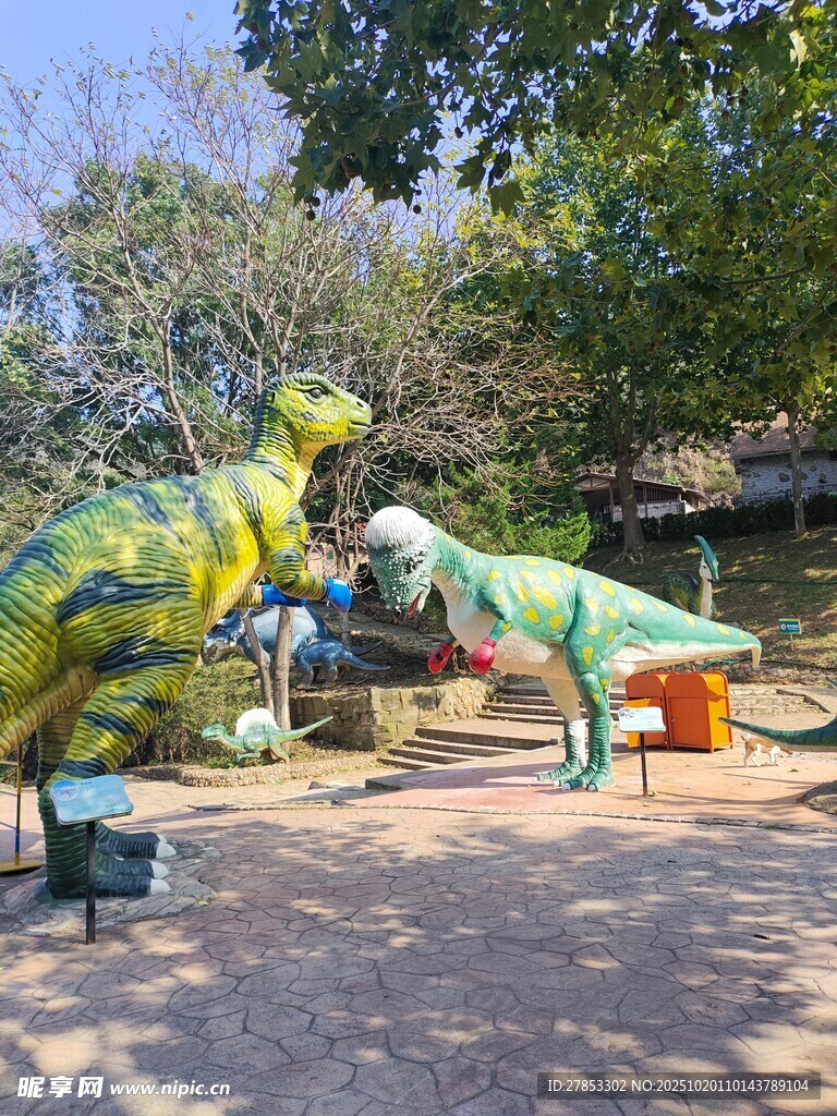户外恐龙雕塑绘制场景