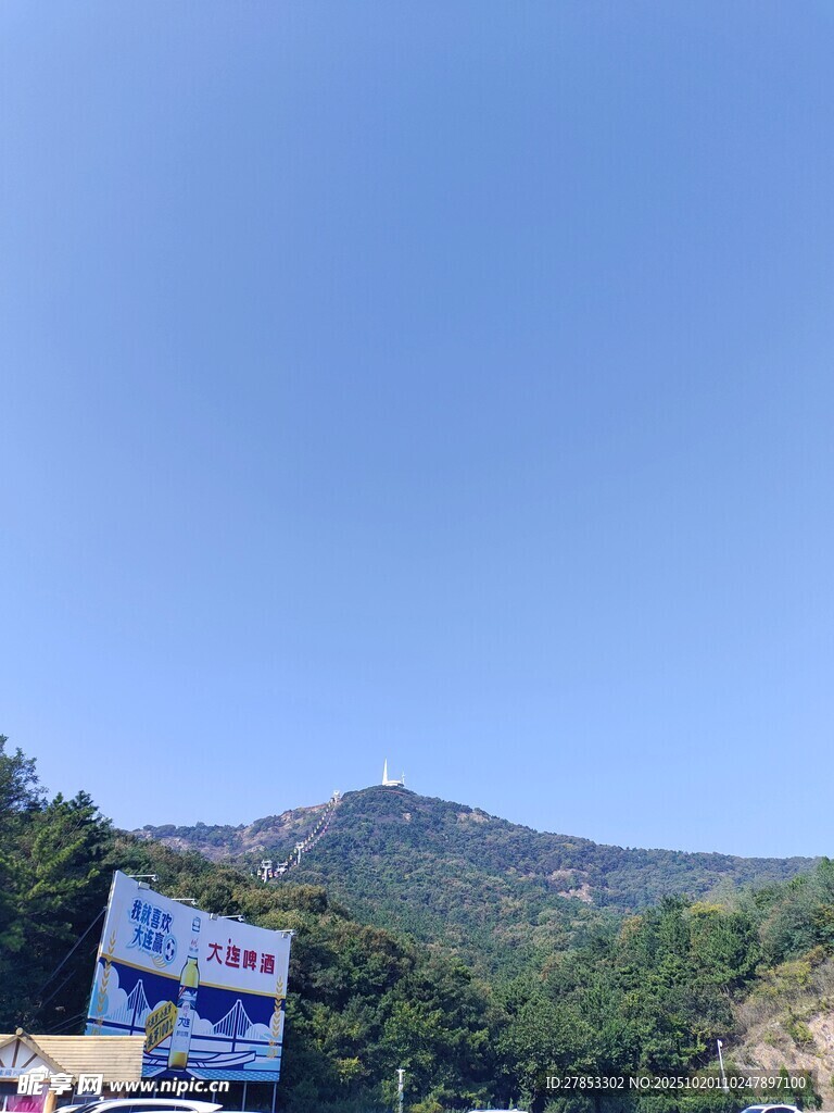 山景前的户外广告牌