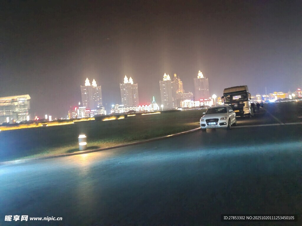 城市夜景下的开阔场地