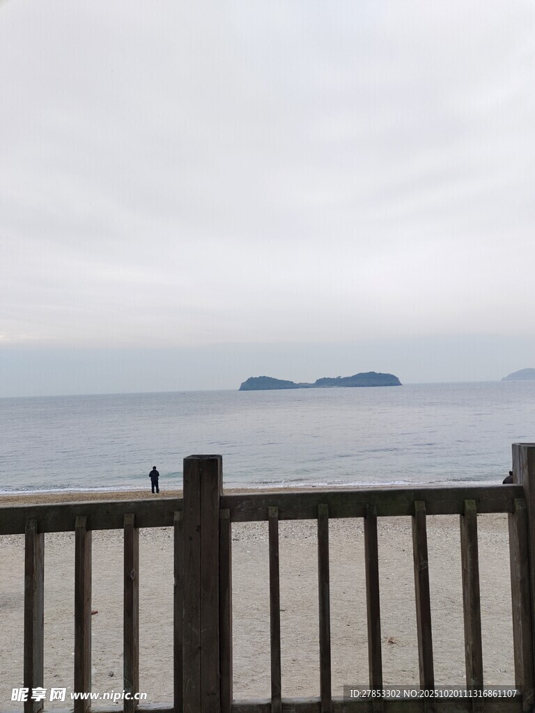 海边栏杆外的朦胧海景