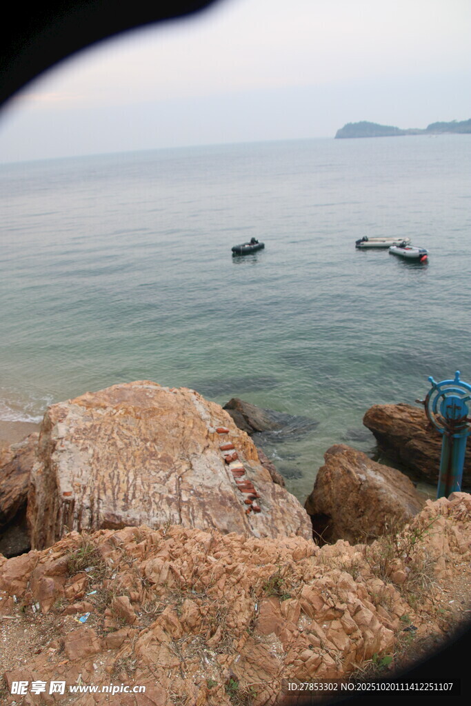 海边礁石与远处船只景象