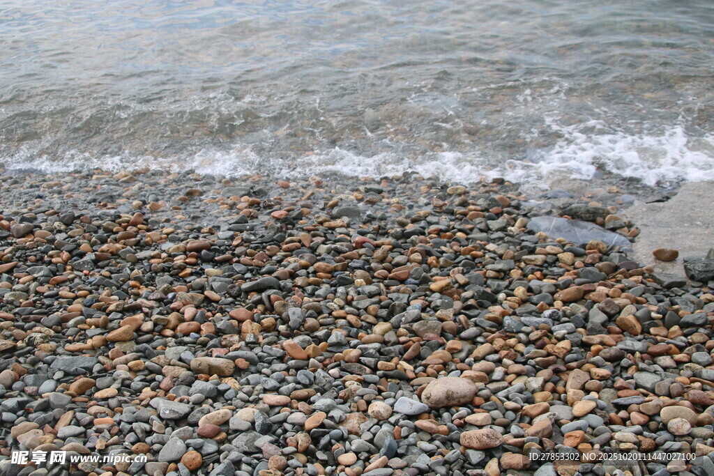 海边多彩鹅卵石景观