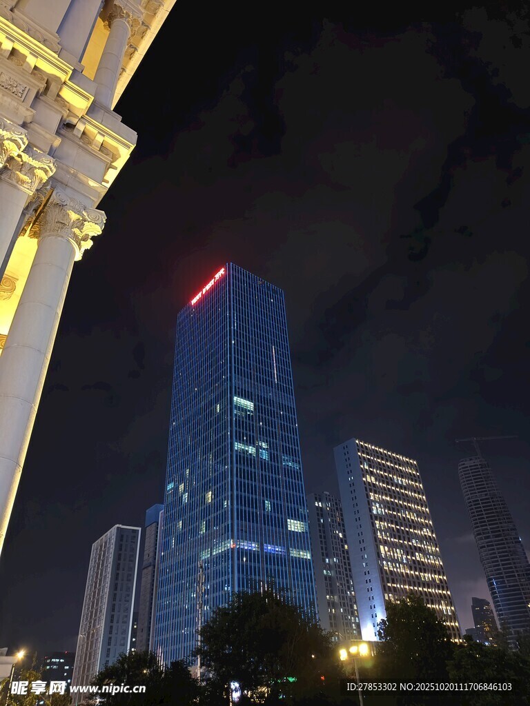 城市夜景中的璀璨高楼