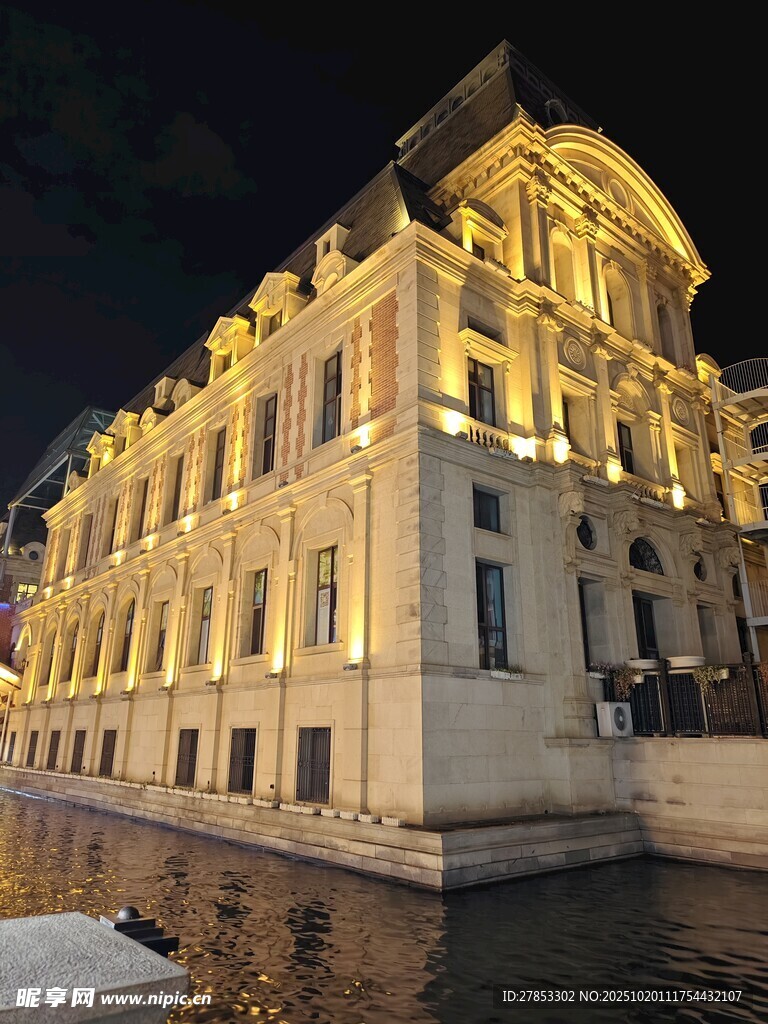 河畔璀璨灯光下的华丽建筑