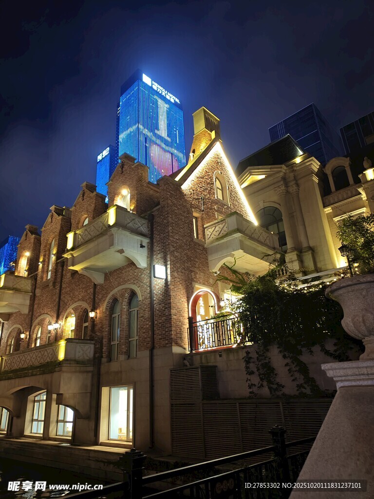 夜晚璀璨的欧式风格建筑群