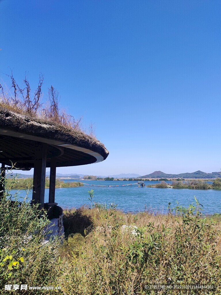 湖畔草亭