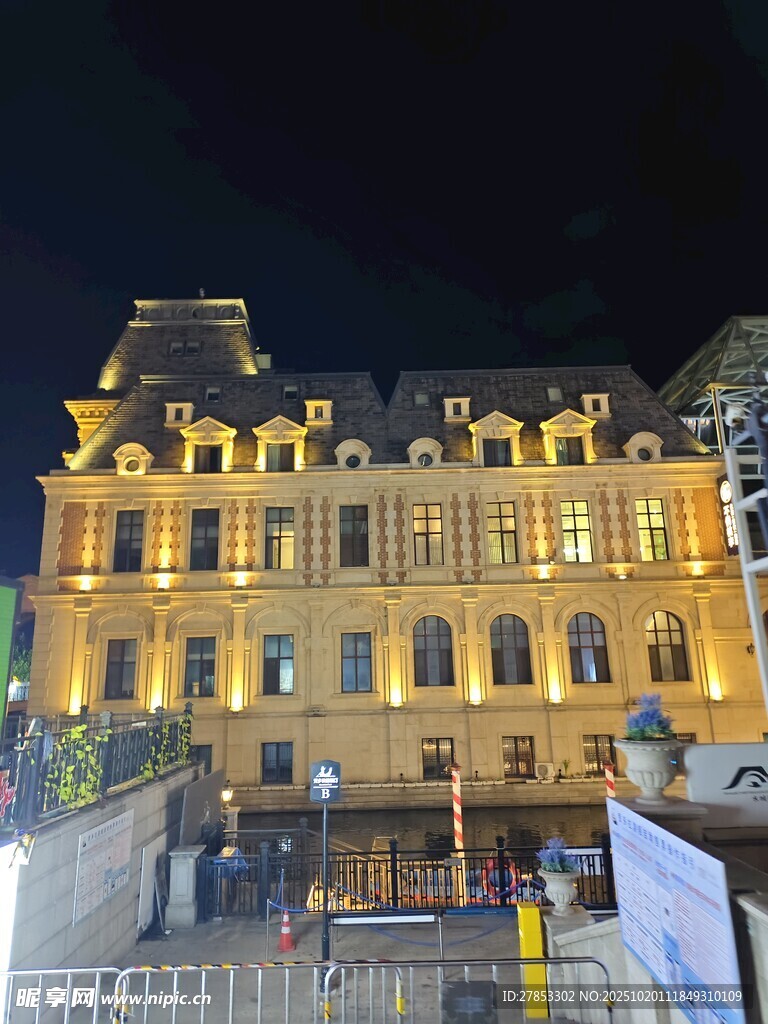 夜晚璀璨的欧式建筑