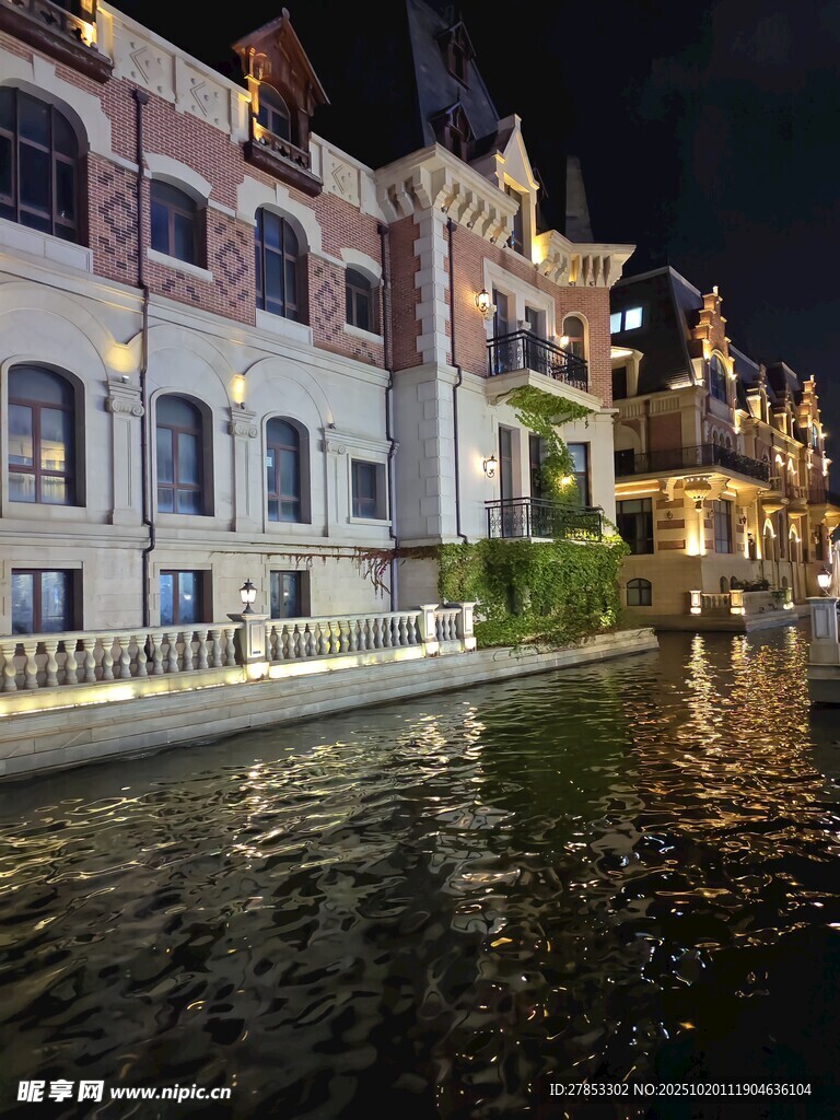 夜晚河畔的欧式建筑风光