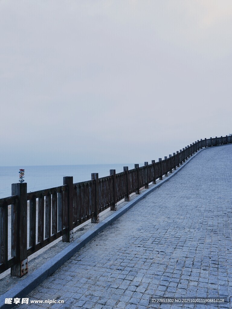海边延伸的木质栈道