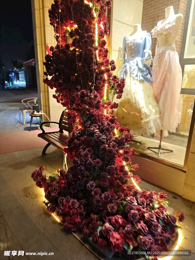 街头精美花卉艺术装置