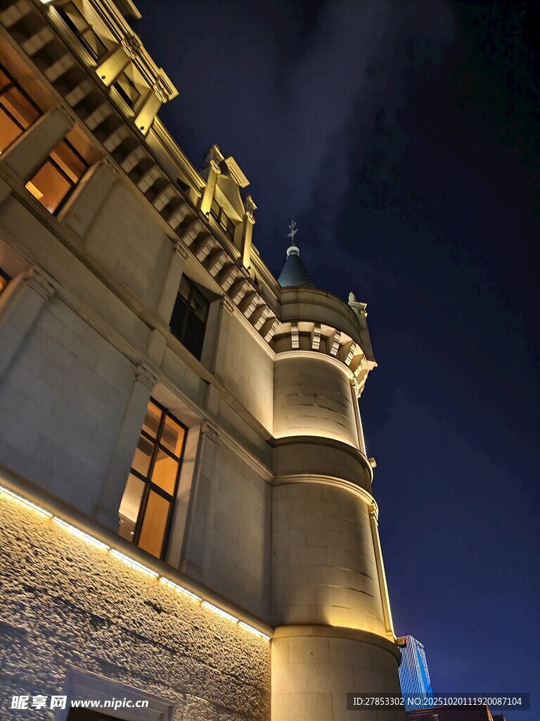 夜晚城堡塔楼的璀璨景致