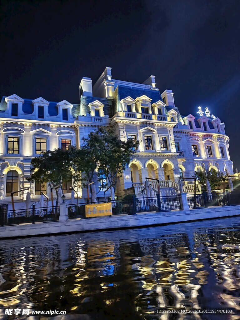 夜晚河畔的华丽欧式建筑