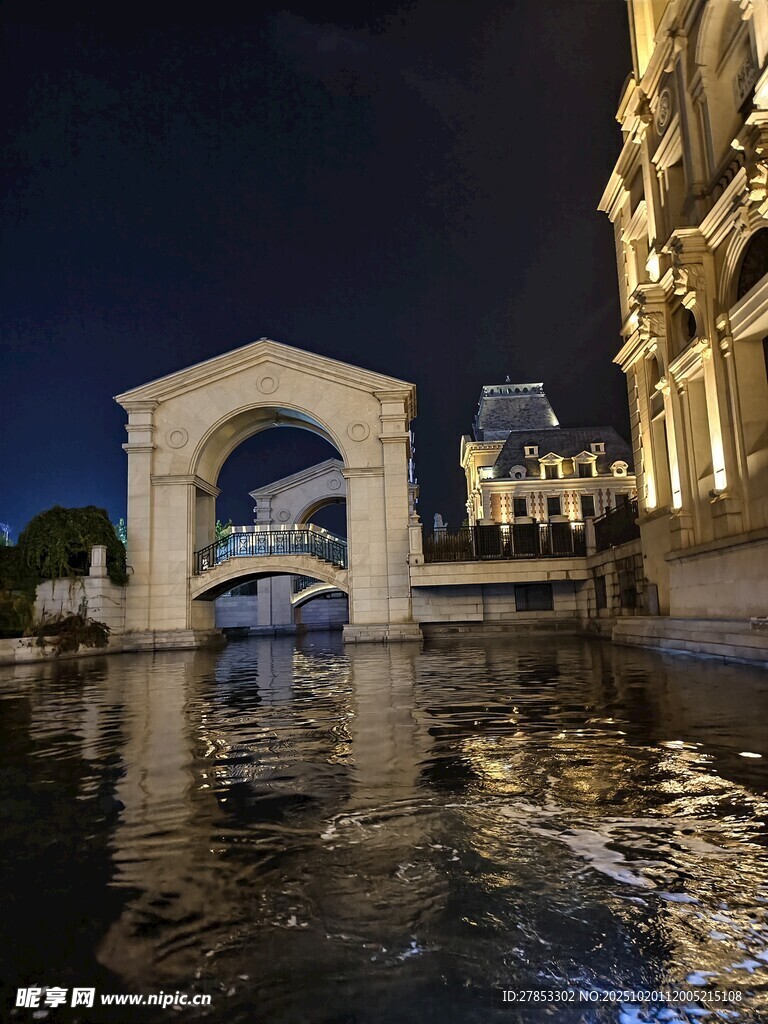 夜晚河畔的欧式建筑景观