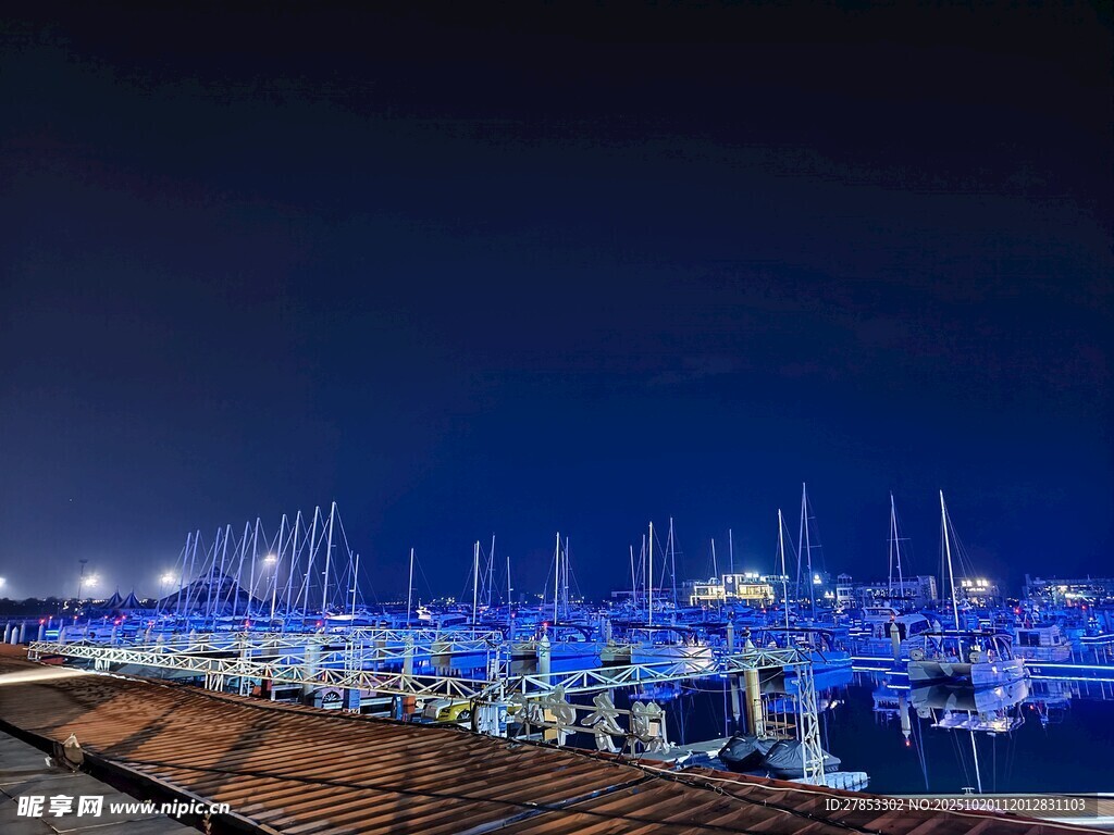 夜晚码头的璀璨帆船景观