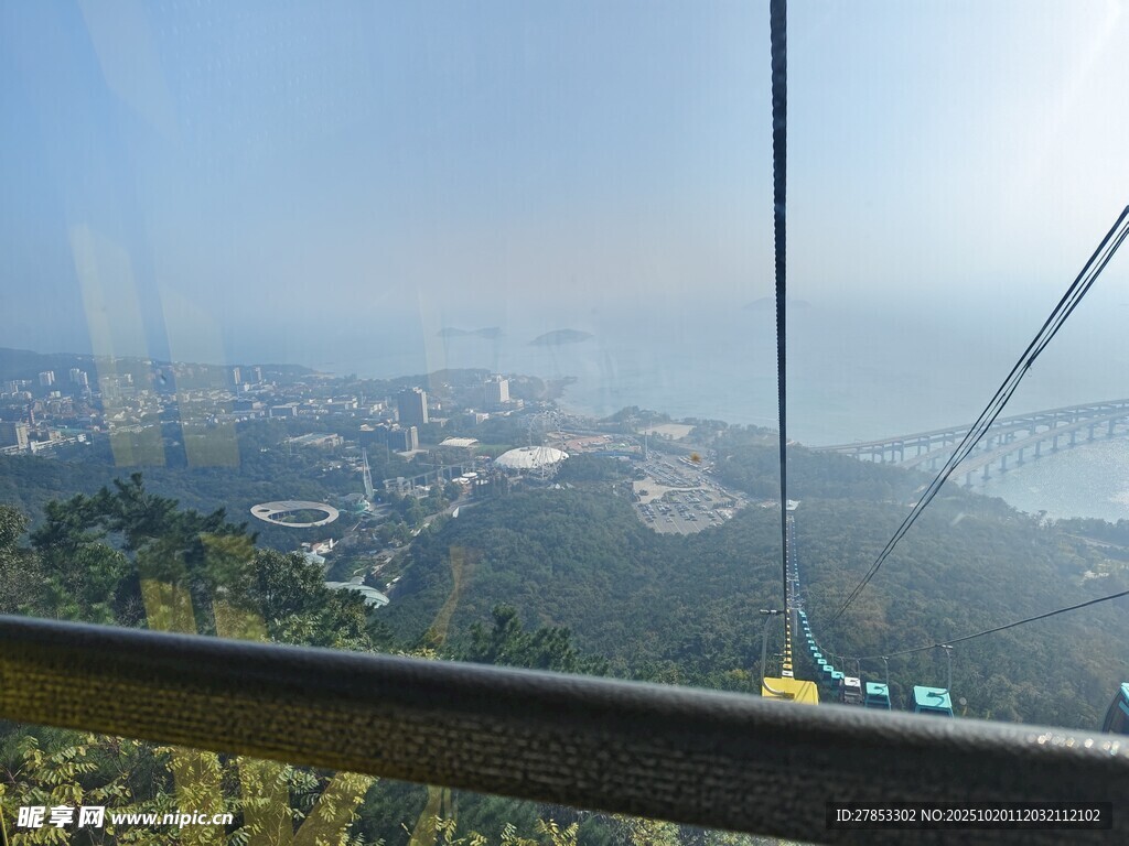 高空玻璃观景台俯瞰美景