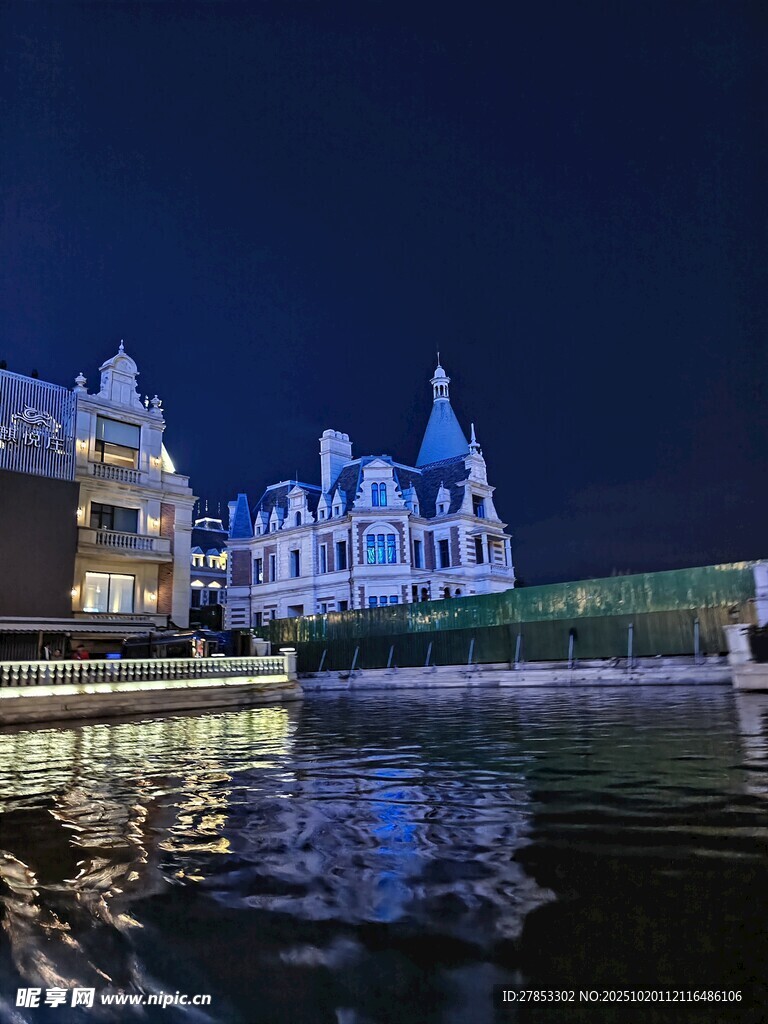 梦幻城堡夜景倒映于水面