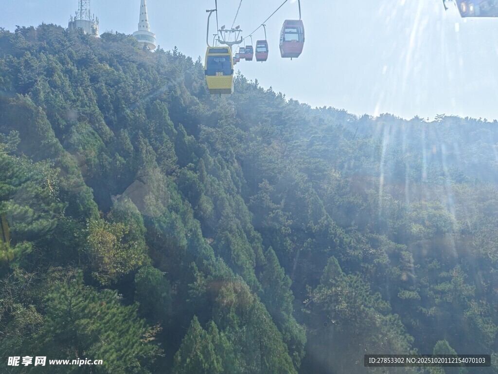 缆车穿梭于葱郁山林间