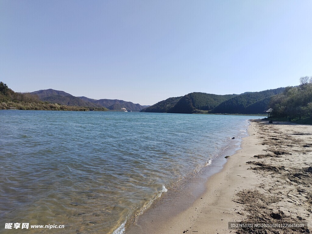 宁静美丽的海边沙滩景色