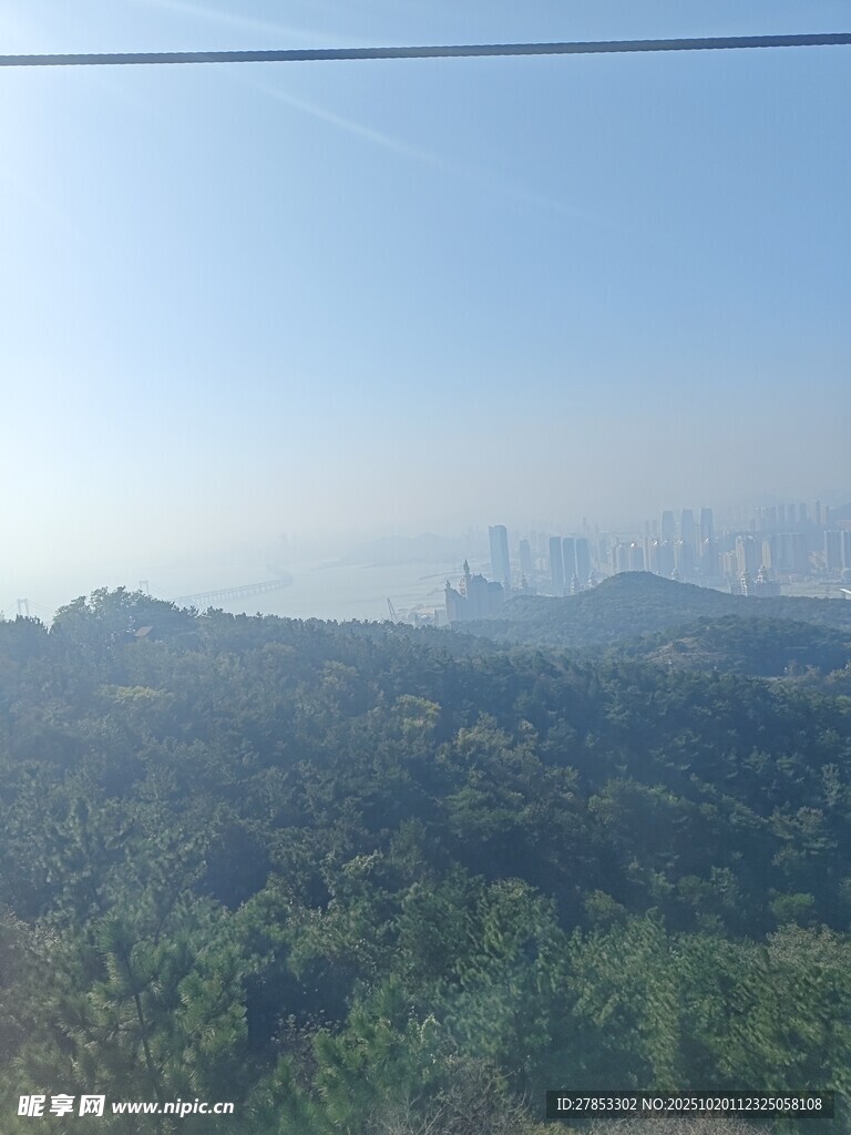 俯瞰绿意盎然的山林景色
