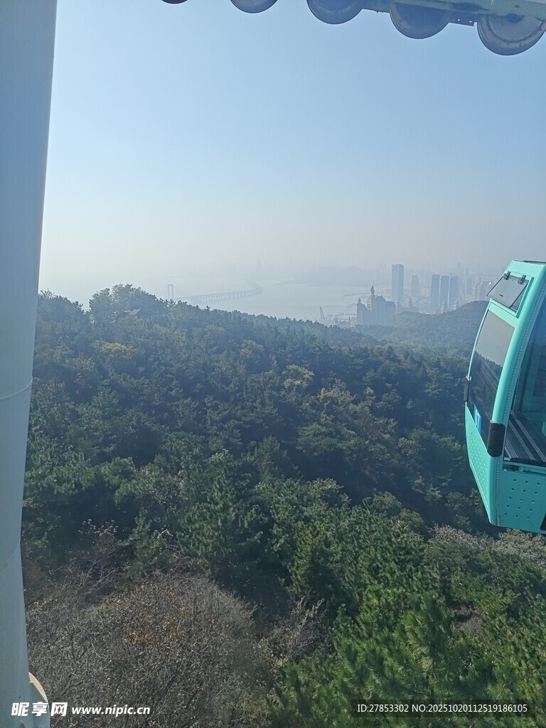 乘坐缆车俯瞰翠绿山林