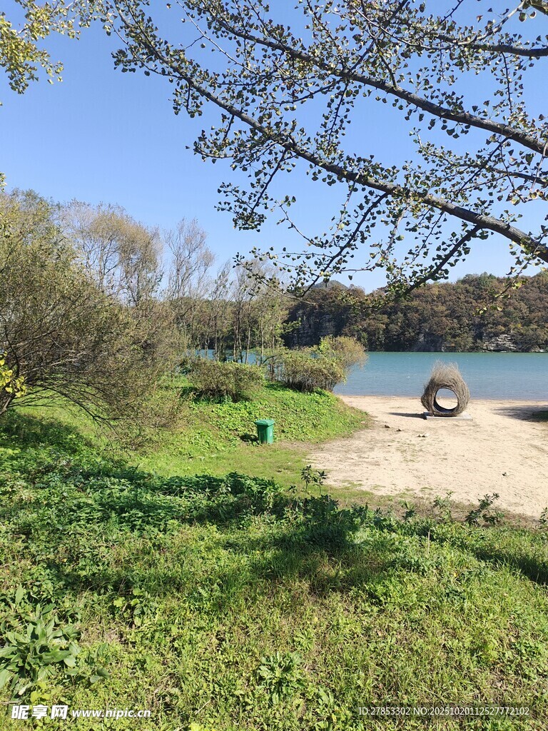 湖畔草地风光
