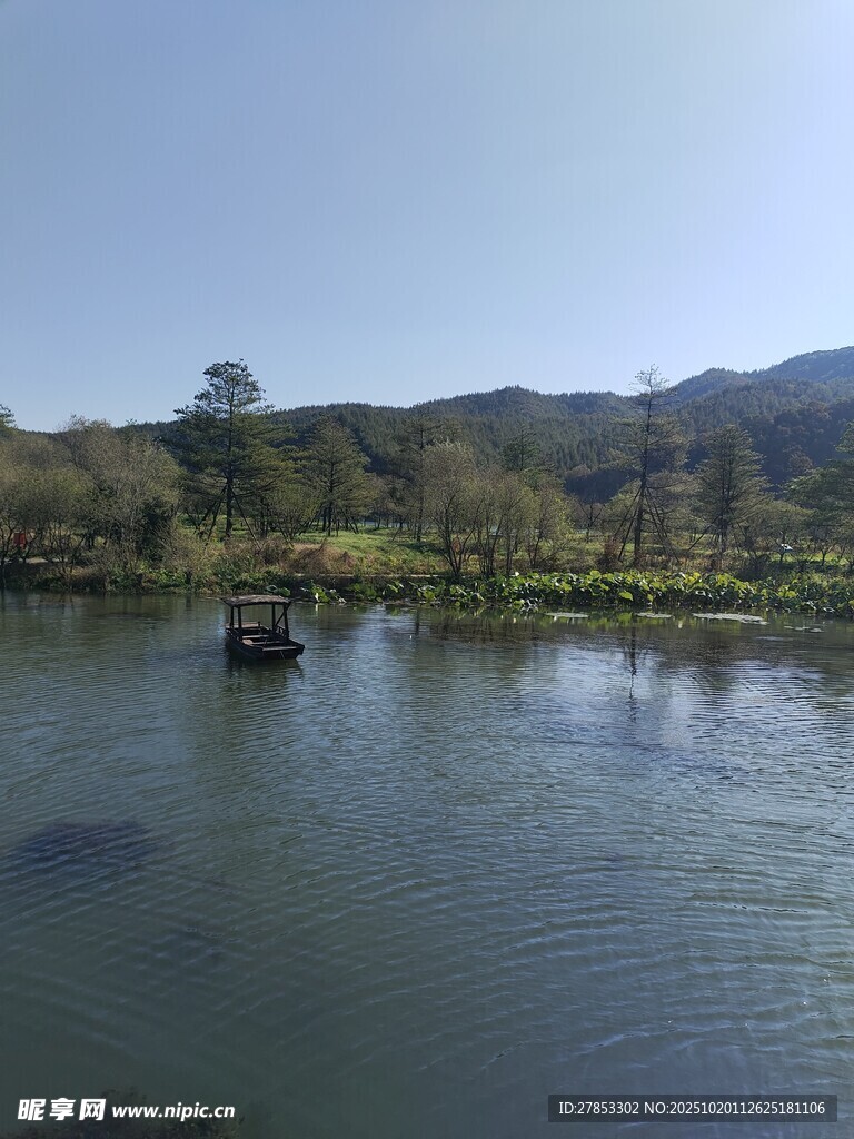 宁静湖畔风景如画