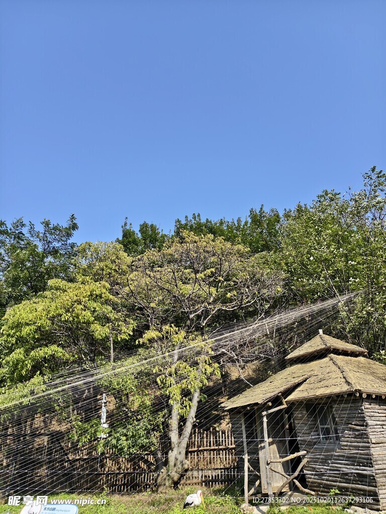 古朴山间木屋
