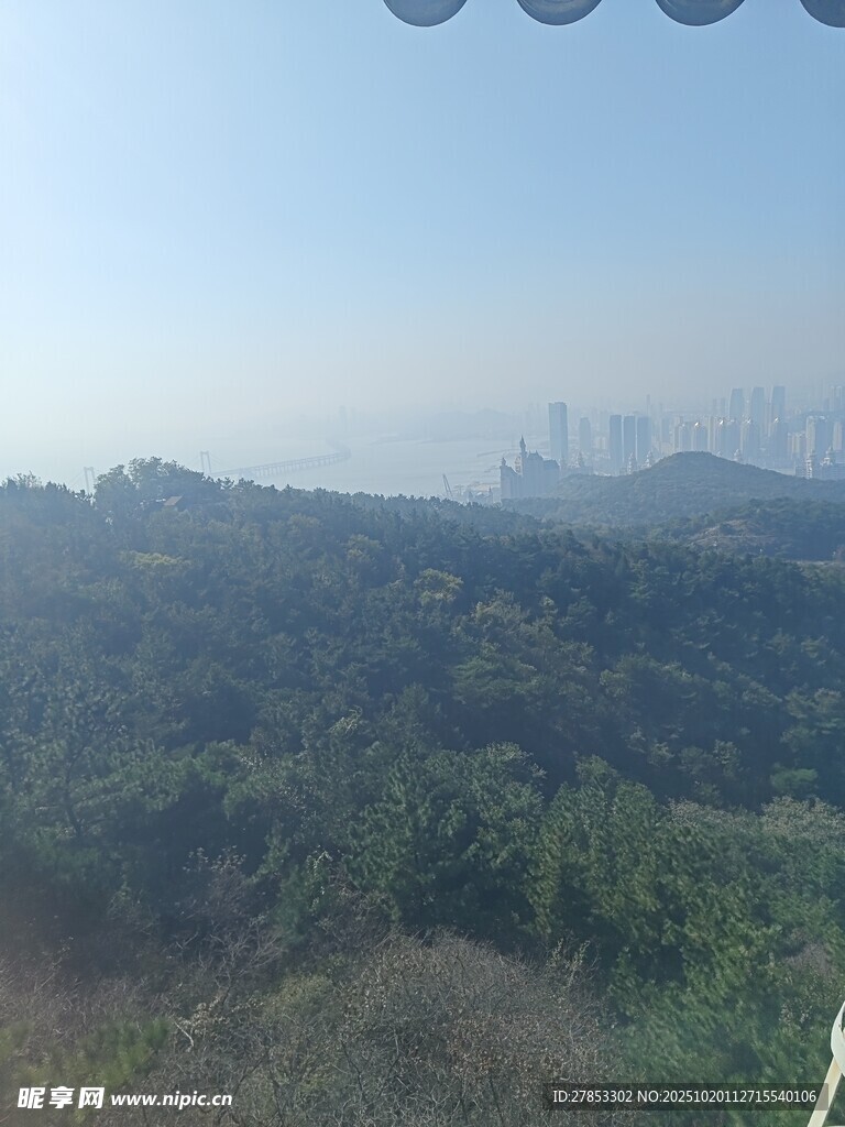 俯瞰葱郁山林与远处城市