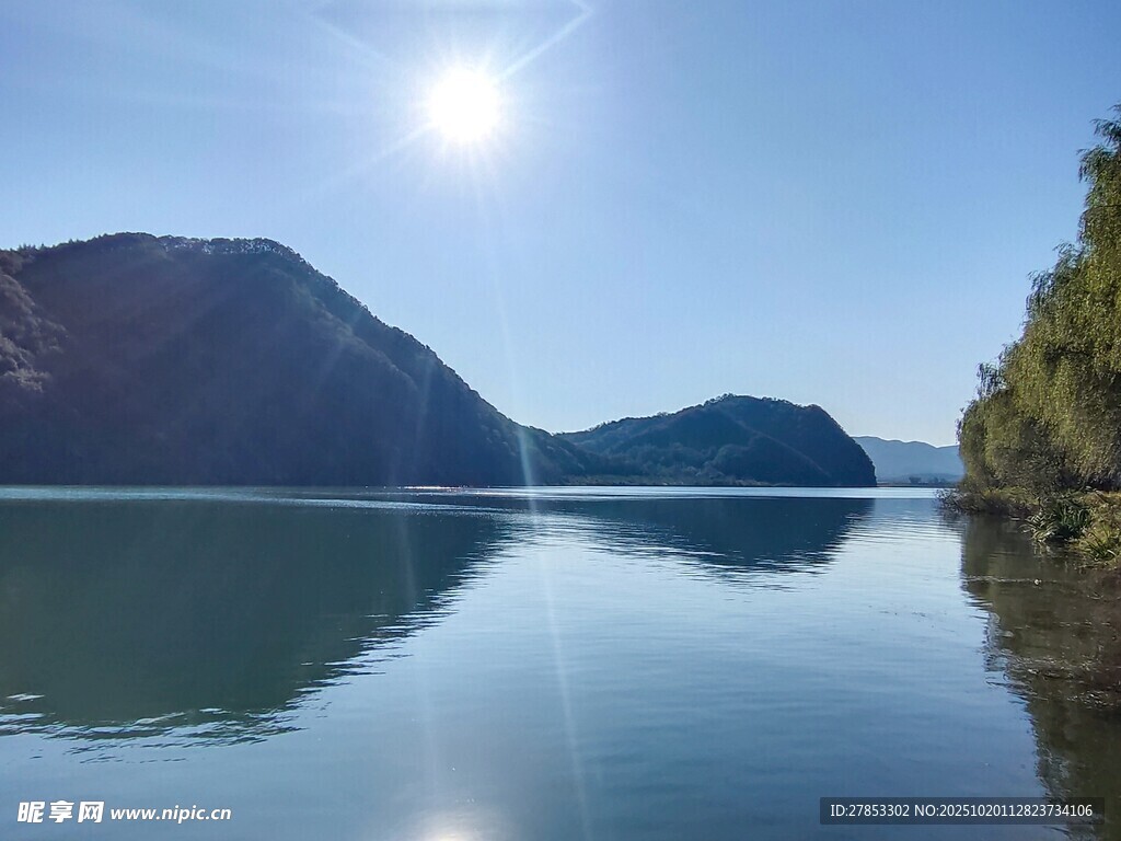 宁静山水间的湖光山色