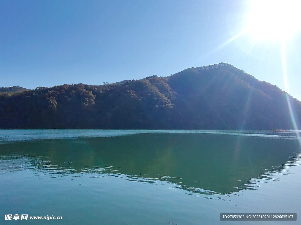 湖畔青山映蓝天