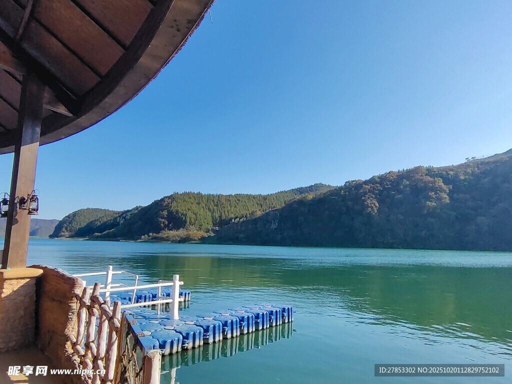 湖畔码头美景