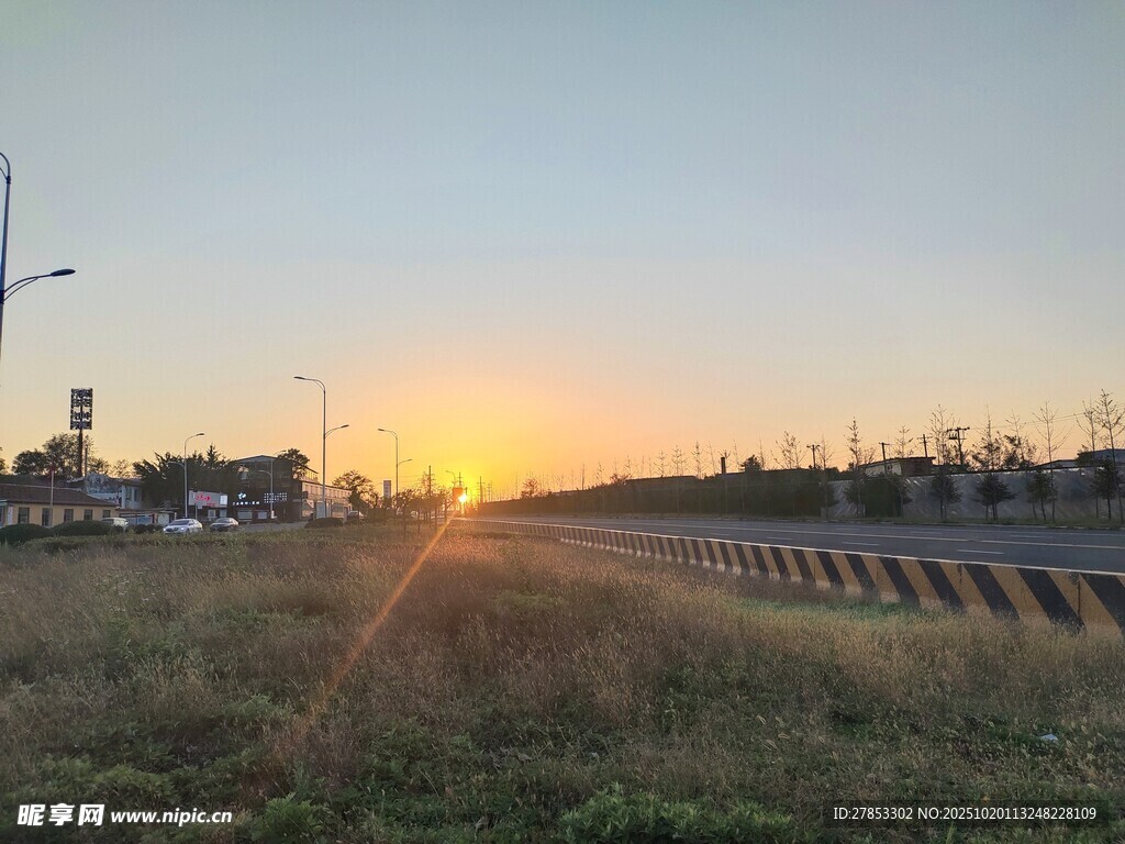 日落时分的开阔田野景象