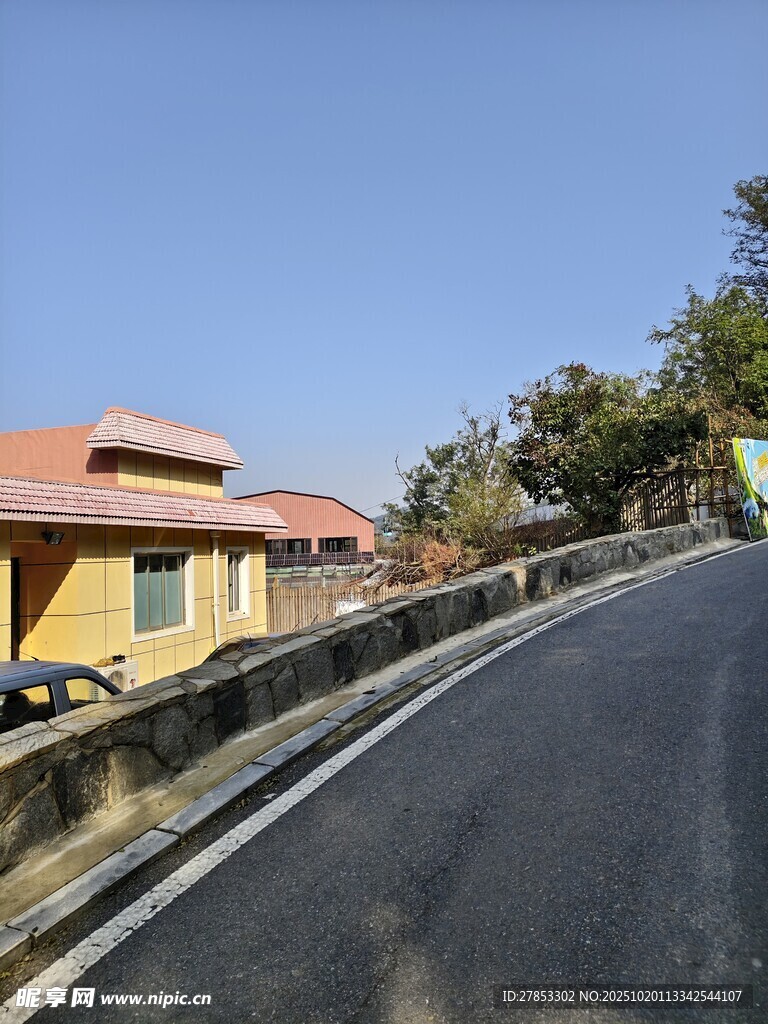 公路旁的黄顶房屋